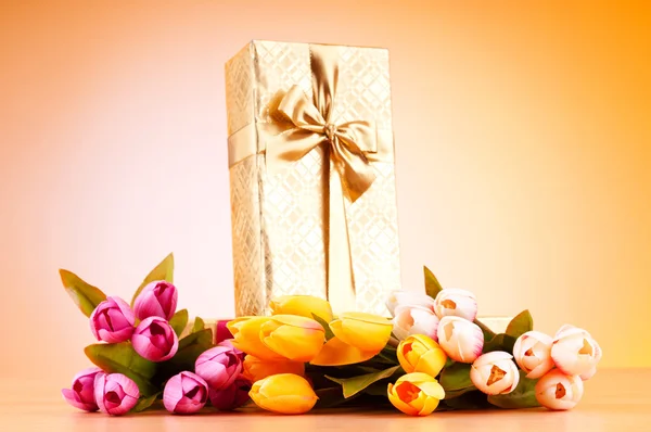 Kutlama kavramı - hediye kutusu ve Lale çiçek — Stok fotoğraf
