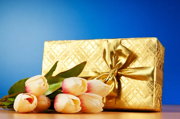 Concetto di celebrazione - confezione regalo e fiori di tulipano — Foto Stock