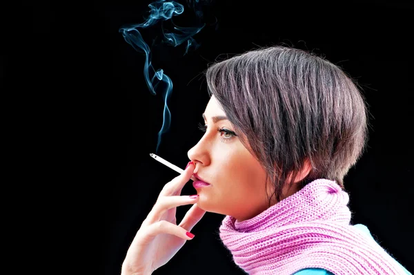 Giovane ragazza fumare su nero — Foto Stock