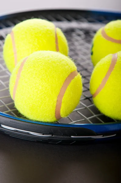 Tennis concept met ballen en racket — Stockfoto