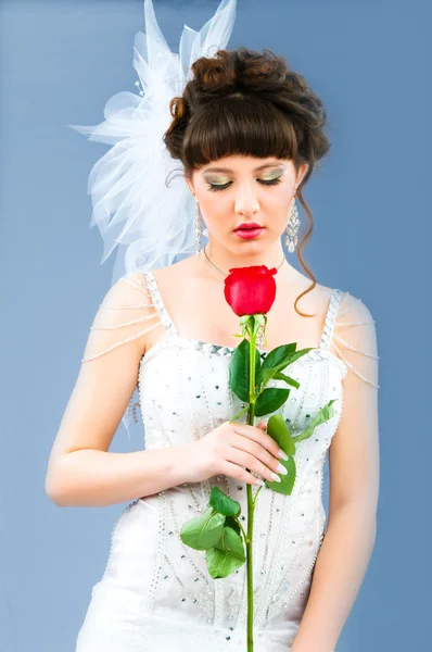 Красивая невеста с розой в студии съемки — стоковое фото
