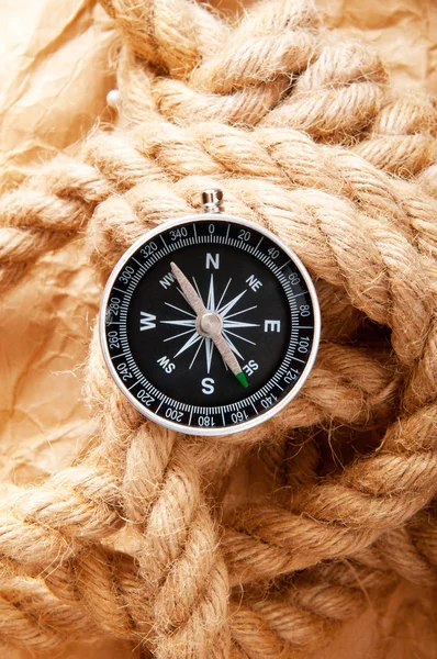 Compass and rope in travel and adventure concept — Stock Photo, Image