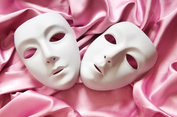 Divadelní koncept s bílými plastovými maskami — Stock fotografie