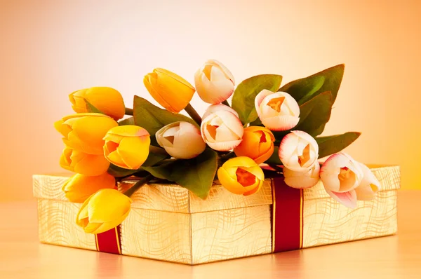 庆祝概念-礼品盒和郁金香的花朵 — 图库照片