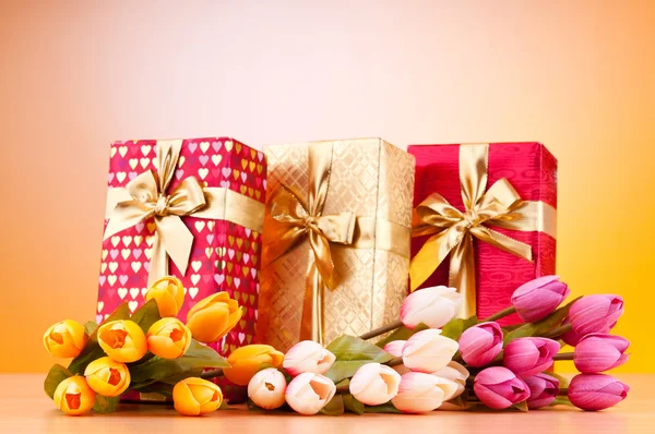 Концепція святкування - подарункова коробка та квіти тюльпанів — стокове фото