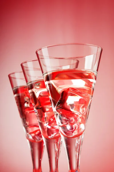 Vatten i glaset mot tonad bakgrund — Stockfoto