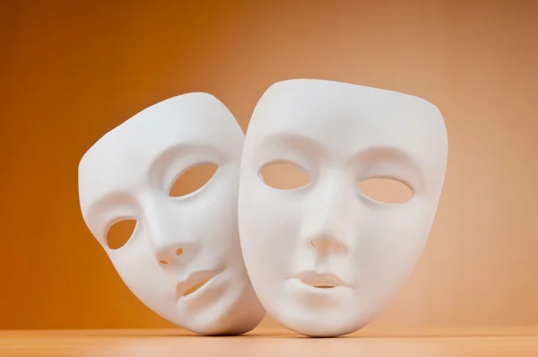 Teater koncept med masker mot bakgrund — Stockfoto
