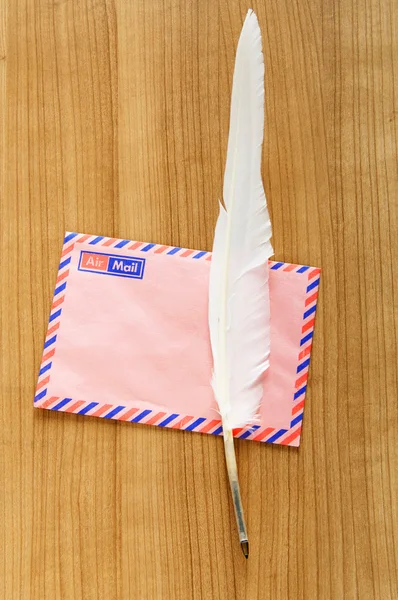 깃털 및 봉투 쓰기 — 스톡 사진