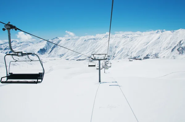Лыжные подъемные кресла в яркий зимний день — стоковое фото