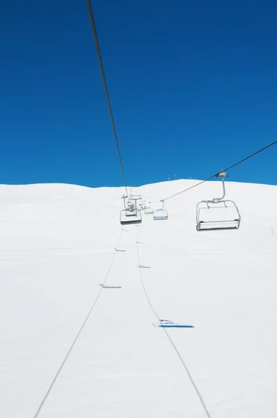 Sedie da skilift nella luminosa giornata invernale — Foto Stock