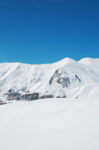 Altas montanhas sob neve no inverno — Fotografia de Stock