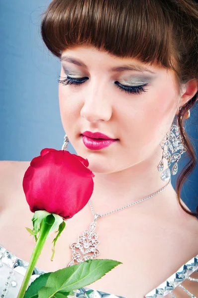 Vackra brud med rose i studio fotografering — Stockfoto