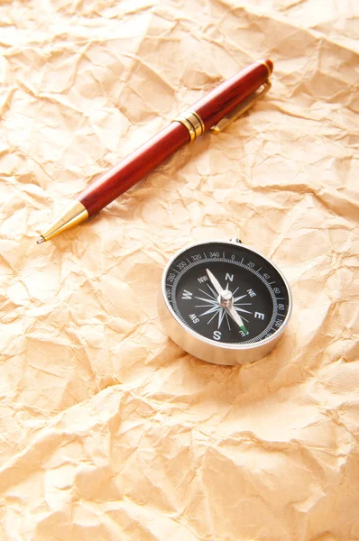 Вінтажний компас на папері в пригодницькій концепції — стокове фото