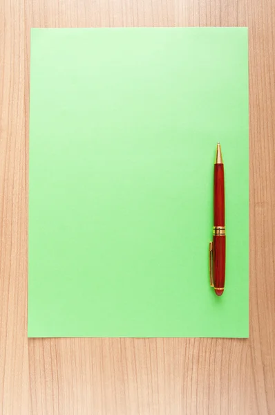 Fundo de papel com caneta — Fotografia de Stock