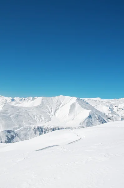 Высокие горы под снегом зимой Лицензионные Стоковые Изображения