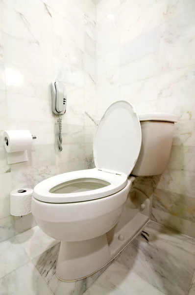 Interiér místnosti - záchod v koupelně — Stock fotografie