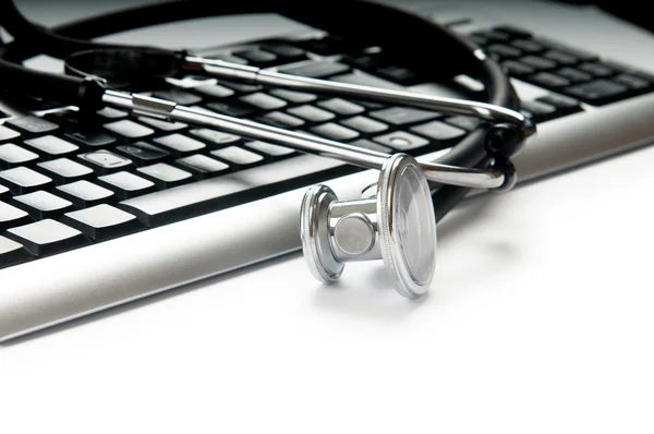 Estetoscópio e teclado ilustrando conceito de securit digital — Fotografia de Stock
