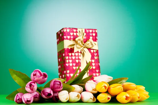 Ünneplés koncepció - ajándék doboz és tulipán virágok — Stock Fotó