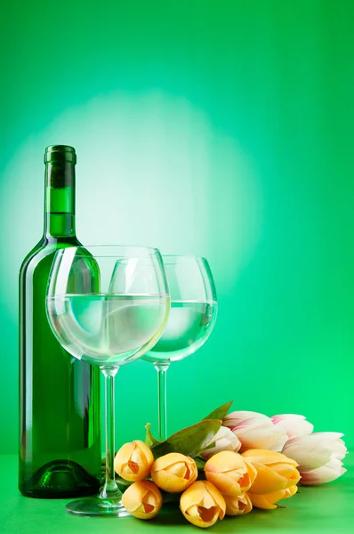 Концепція вина з тюльпанами — стокове фото