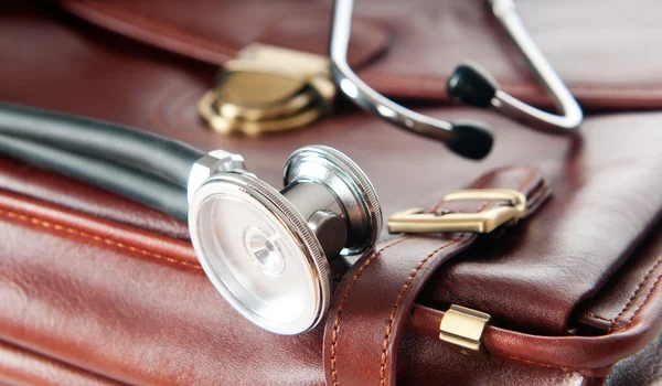聴診器で医師の茶色の革ケース — ストック写真