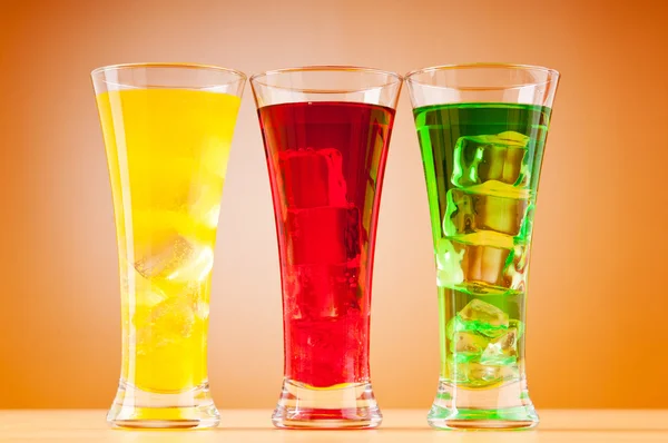 Cocktail coloré dans des verres — Photo