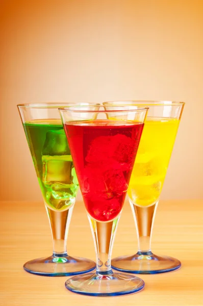 Cóctel colorido en vasos — Foto de Stock