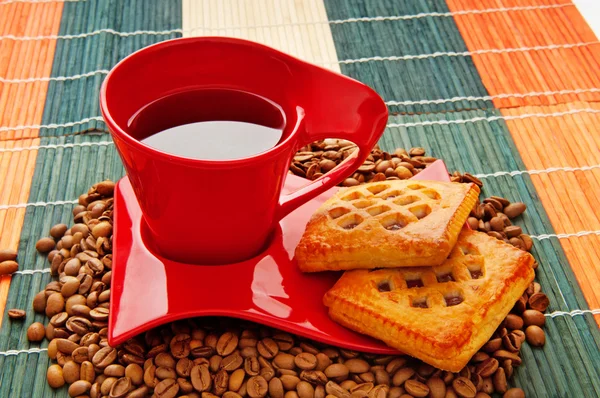 Cup of coffee with many beans around — Stock Photo, Image