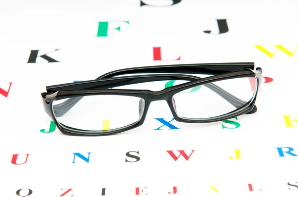 Gafas ópticas de lectura en la mesa de la vista —  Fotos de Stock