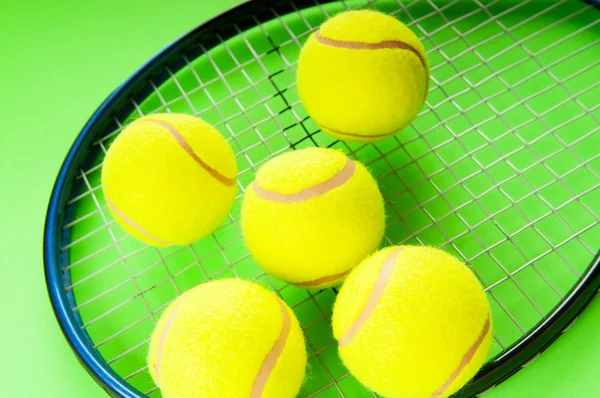 Tennis koncept med bollar och racket — Stockfoto