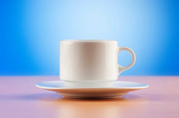 Λευκό cup εναντίον πολύχρωμα ντεγκραντέ στον πίνακα — Φωτογραφία Αρχείου