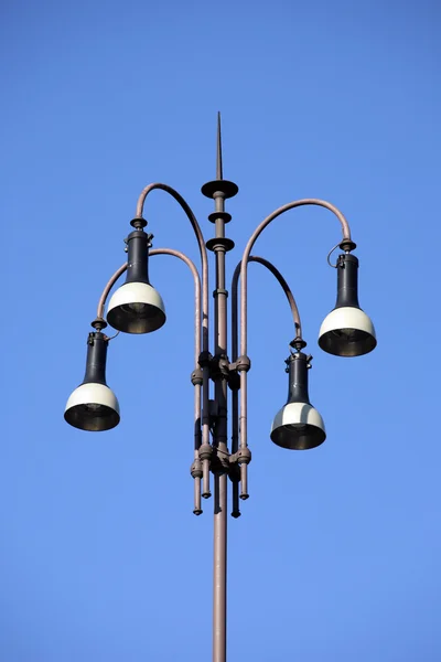 Фонарный столб с несколькими светильниками — стоковое фото