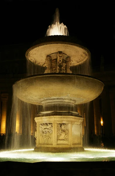 広場サン ピエトロ寺院 ローマ イタリアの噴水夜時間照明 — ストック写真