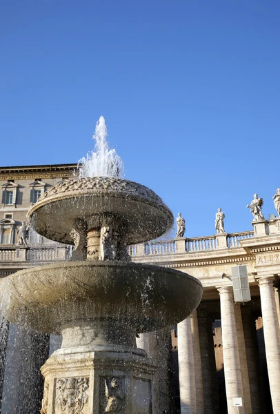 喷泉和雕塑的圣徒在梵蒂冈 意大利 — 图库照片
