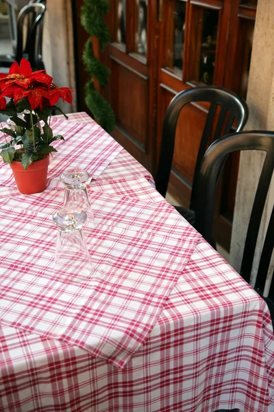 테이블 천으로 레스토랑 테이블 — 스톡 사진