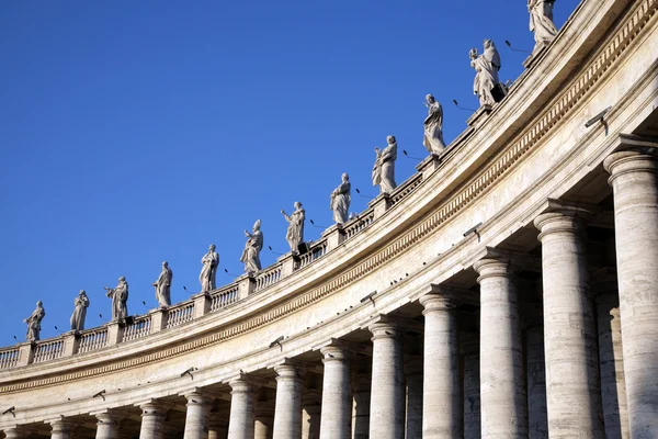 Sochy světců ve Vatikánu — Stock fotografie