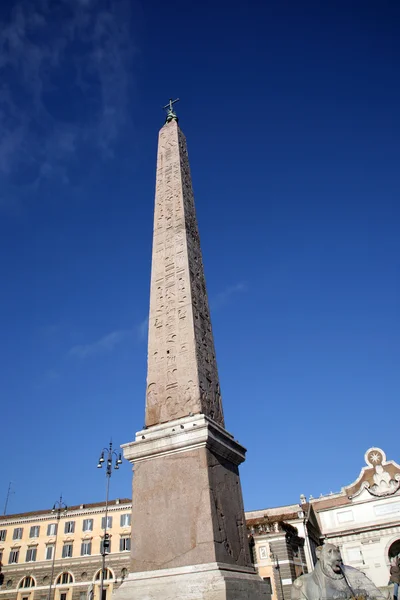 Obelisk na náměstí — Stock fotografie
