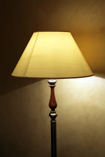 床の大きなランプのシェードとランプ — ストック写真