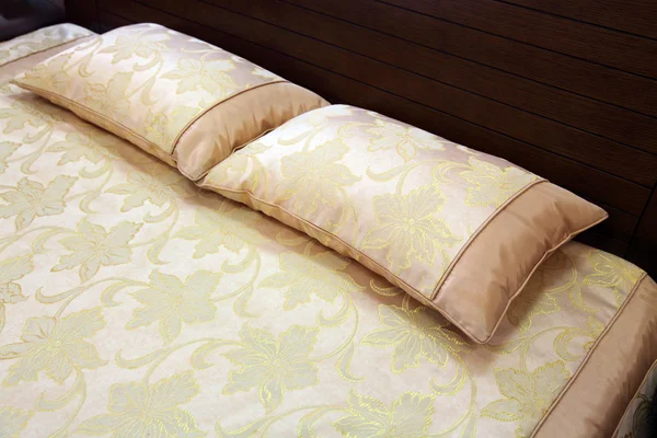 Polštář na posteli — Stock fotografie