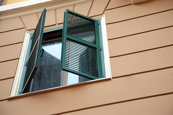 Fenêtre Maison Avec Volets Ouverts — Photo