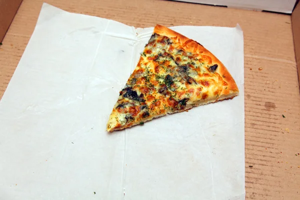 Das letzte Stück einer Pizza — Stockfoto