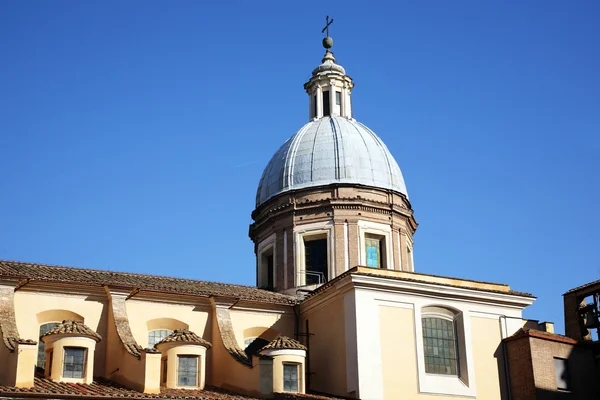 濃い青空に対して教会のドーム — ストック写真