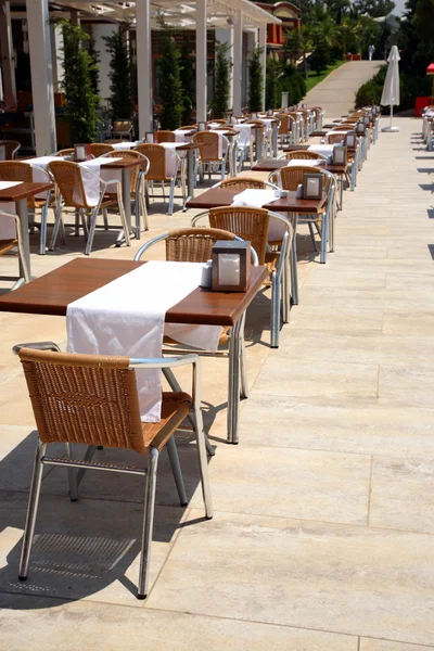 Freie Tische im Restaurant — Stockfoto