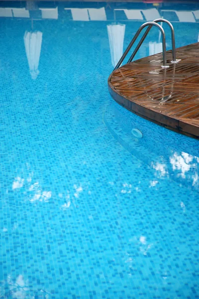 ラダーと透明な水のスイミング プールのフラグメント — ストック写真
