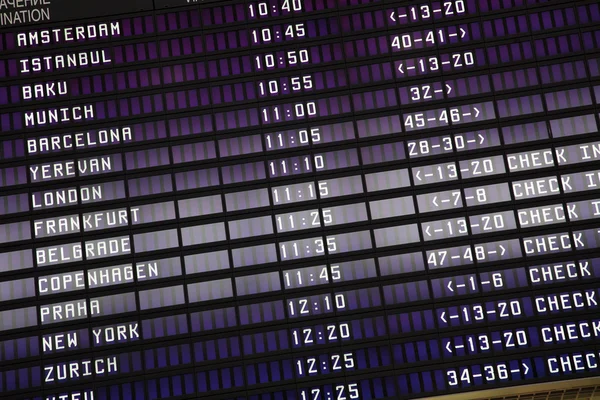 Flugplan Auf Der Elektronischen Anzeigetafel Des Flughafens — Stockfoto