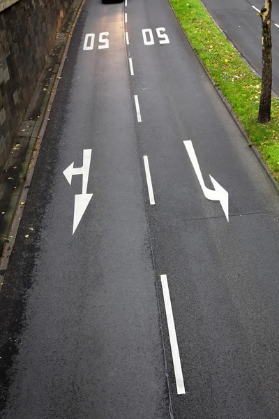 市の道路上の動きの方向の矢印 — ストック写真