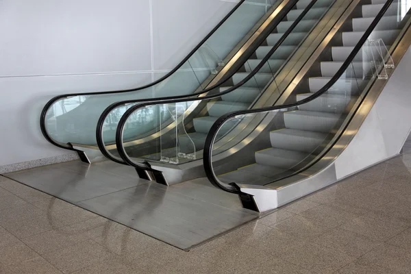 Ofis Merkezi Salonunda Yürüyen Merdiven — Stok fotoğraf