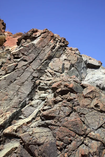 Topo da rocha íngreme, a pedra rachada — Fotografia de Stock