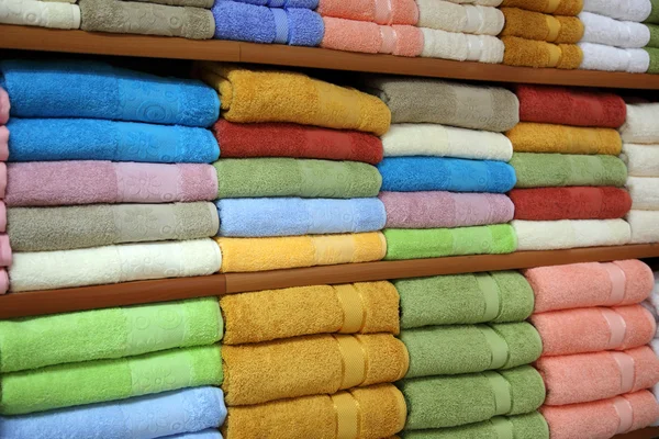 Neue Handtücher Auf Einem Regal Geschäft — Stockfoto
