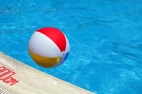 孩子们的充气球漂浮在游泳池 — 图库照片