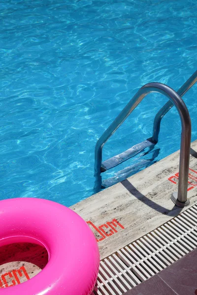 ラダーと透明な水のスイミング プールのフラグメント — ストック写真
